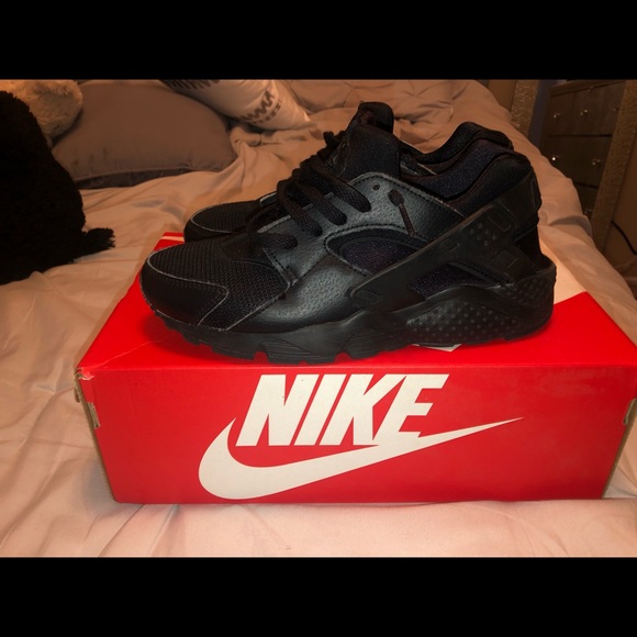 Nike Huarache Run
Black
Worn only a few times
Clean soles and bottoms - Picture 8 of 8